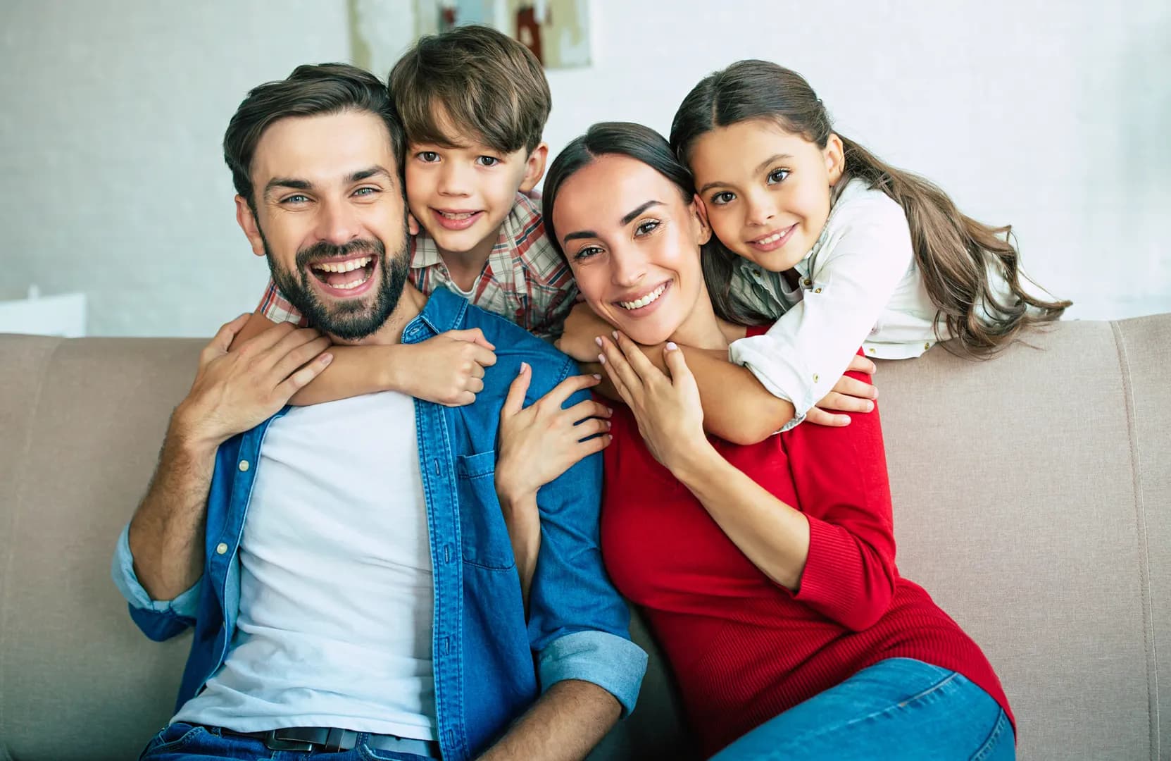 Famille heureuse avec assurance Ultra Zen